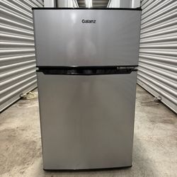 Compact 3.1 cu.ft refrigerator – 33.5” H x 19” W x 21.7” D