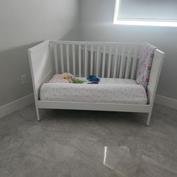 White crib / toddler bed