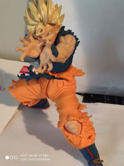 Super Saiyan Goku Figure
