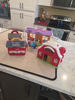 KIDSBARN SET WITH ANIMALS SEE DESCRIPTION