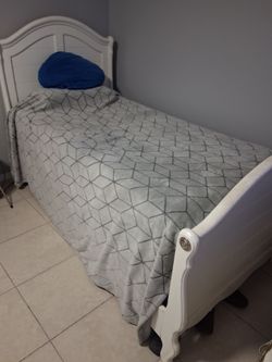 Single bed w mattress