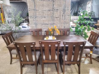Beautiful 9 pc  contemporary dining set with 8 chairs (New)