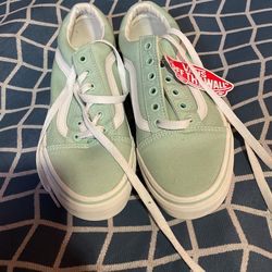 NEW WOMENS 6.5 VANS