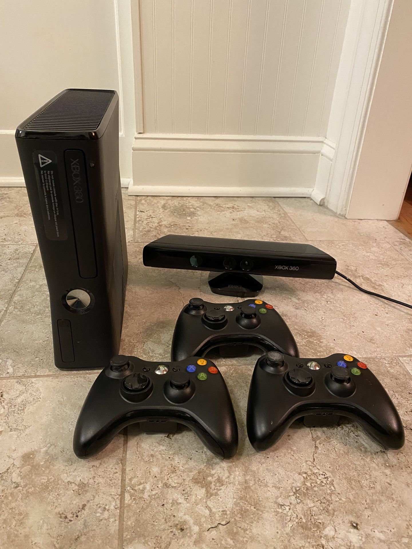 Xbox 360 console, Kinect sensor, controllers and five games NBA2K13 NBA2K14 NFL Madden 13 NFL Madden 14 Minecraft All of the contr
