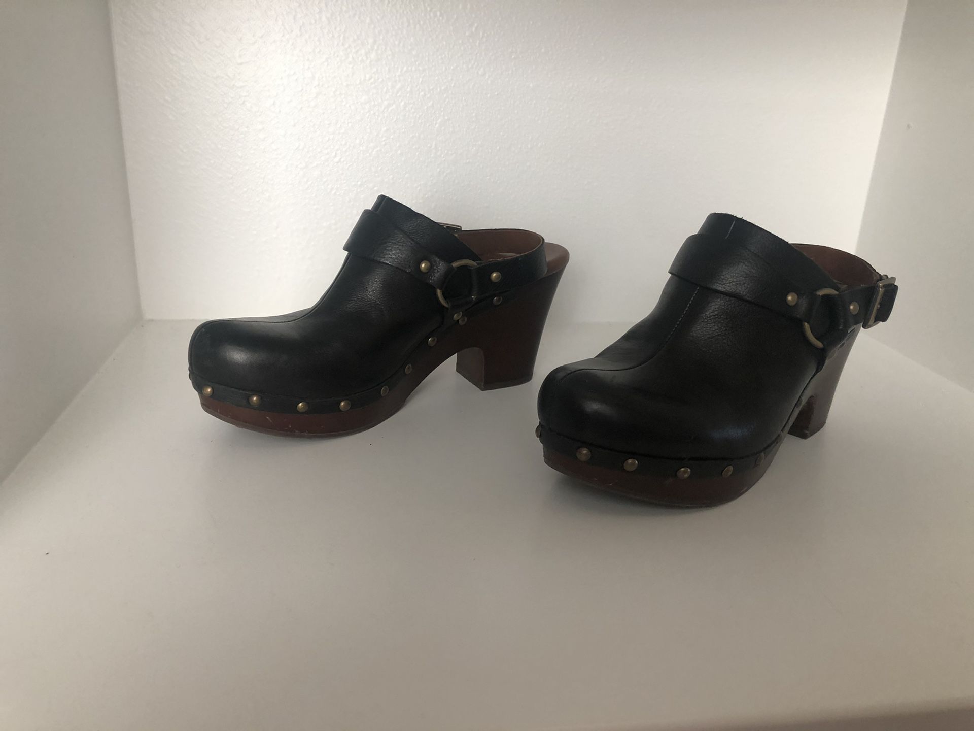 Size 8.5 clogs with strap