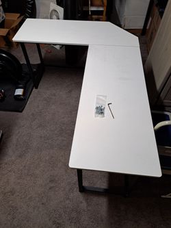 Computer desk for corners