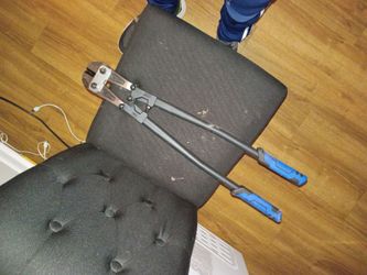 Bolt cutters