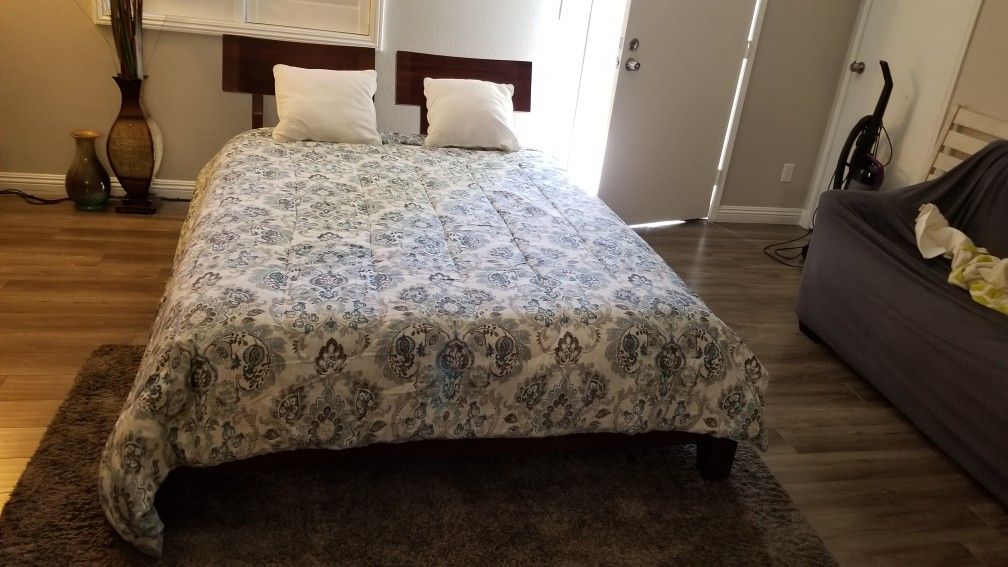 Very nice clean wood bed Quinn size bed