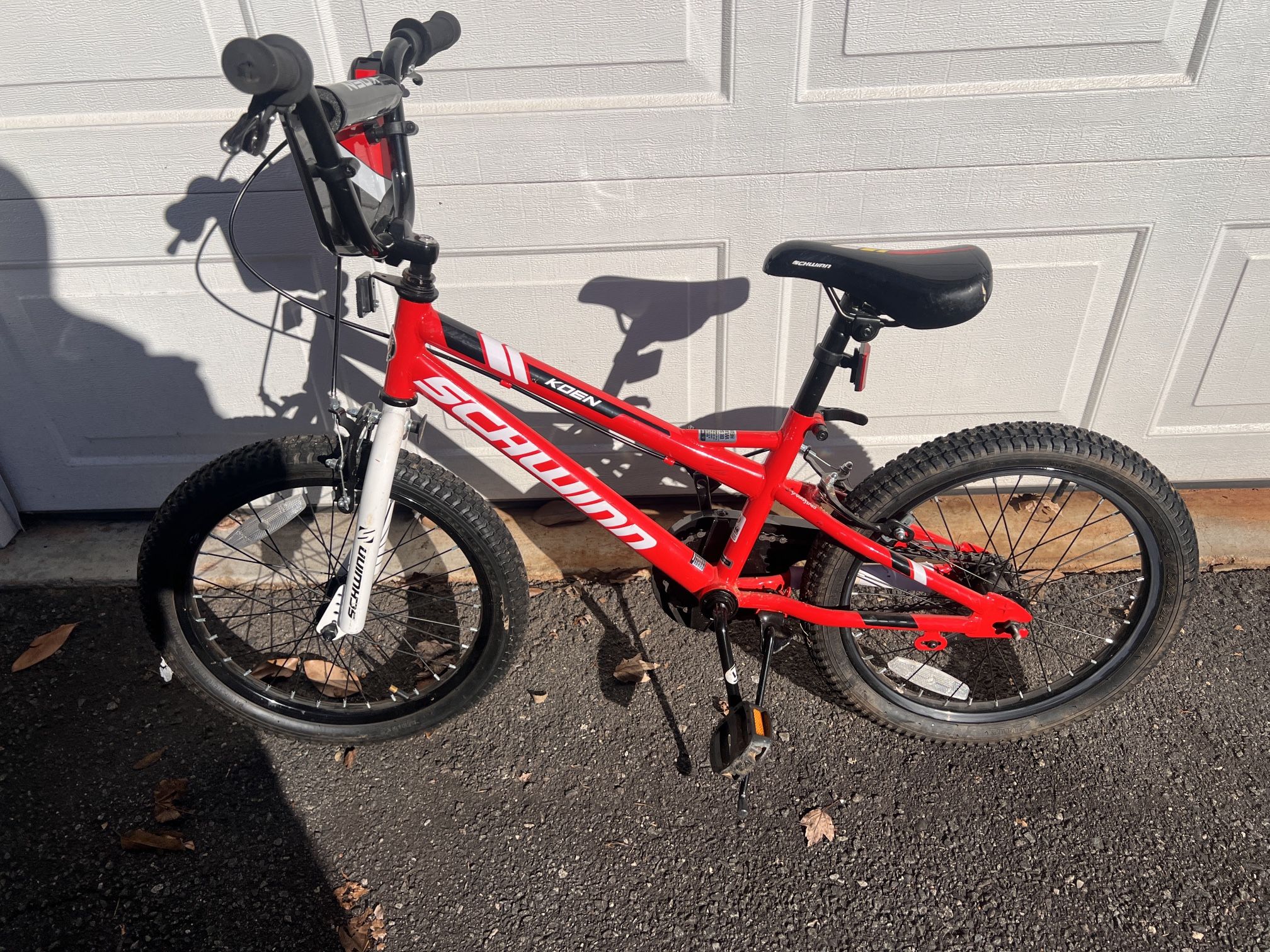 Schwinn Elm 20-Inch Kids Bike with Adjustable Saddle