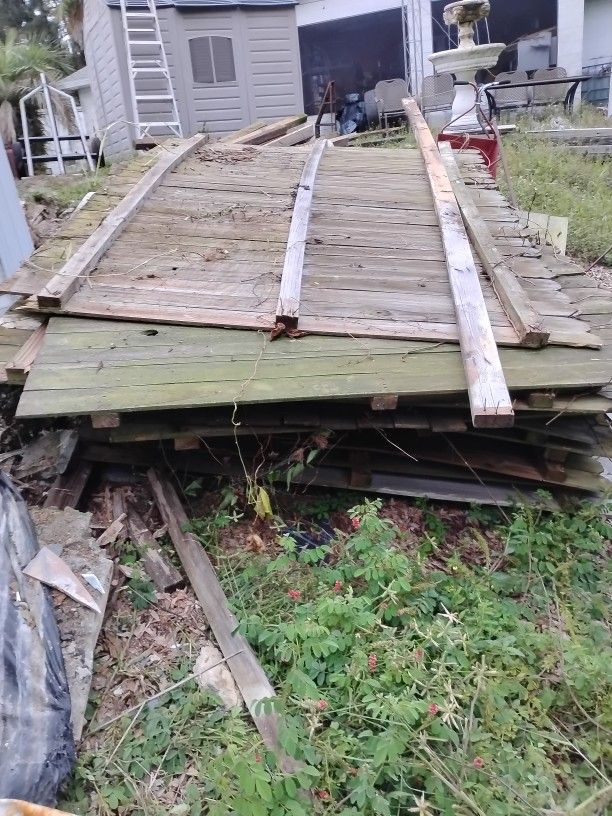 110 fts. Fence and Doors Post, Etc.