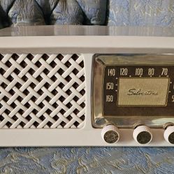 VINTAGE SILVERTONE TUBE RADIO 