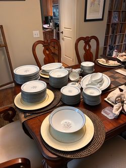 *Noritake Bluebell 5558. 92 piece set. 12 piece serving set