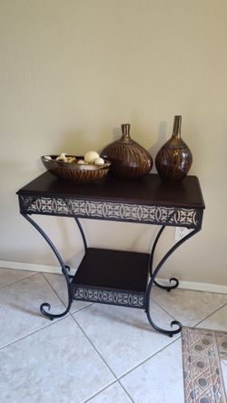 Beautiful Entry Way Console Table with Decor Vases