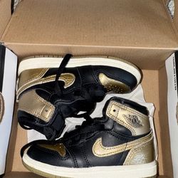 Gender Neutral Jordan 1 Retro 7C