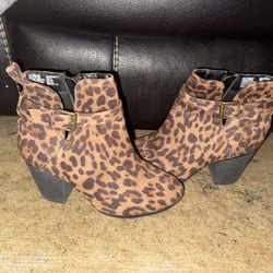 Women’s Size 7.5 Cheetah Print Short Heeled Boots