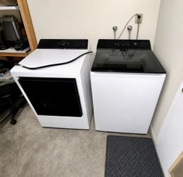 LG AI 5.5 Washer & AI Electric Dryer Set — Like New