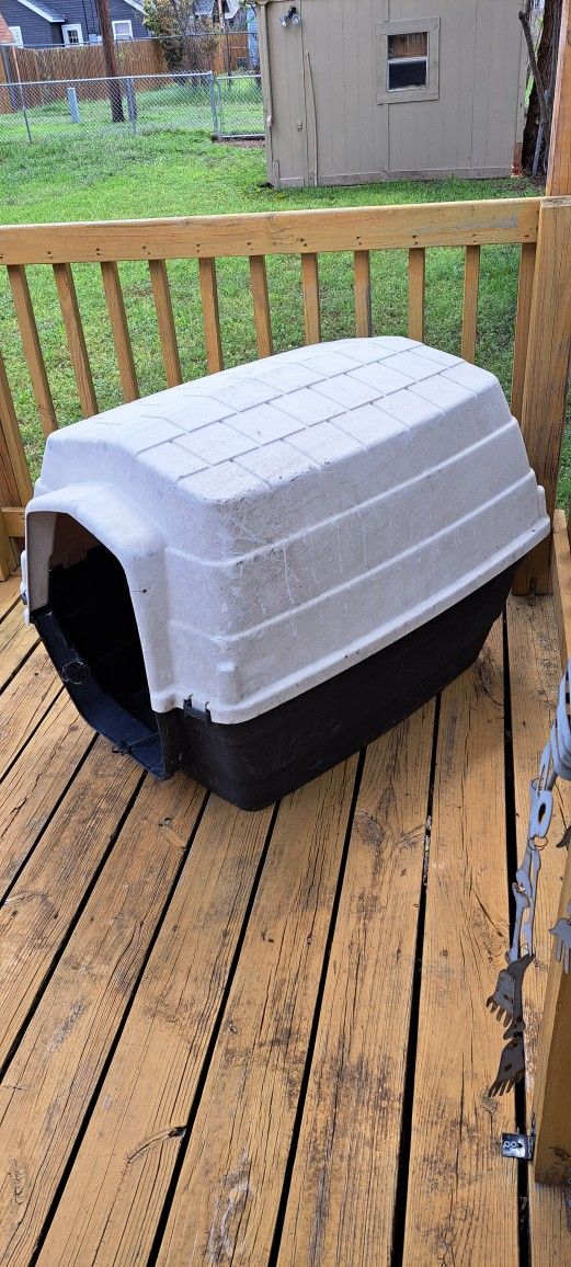 Large Dog House Igloo.excllent Condition. Clean 