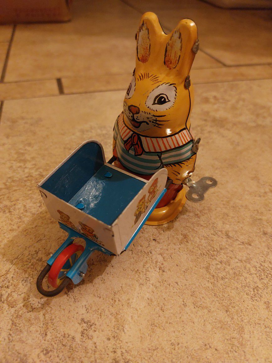 Vintage Windup Tin Rabbit w/ Key