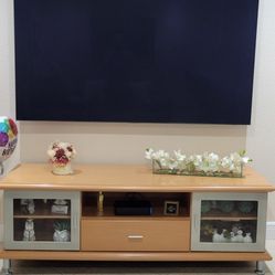 Nice and well-maintained TV stand