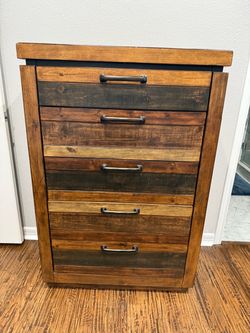 LIKE NEW Rooms to Go 5-drawer dresser
