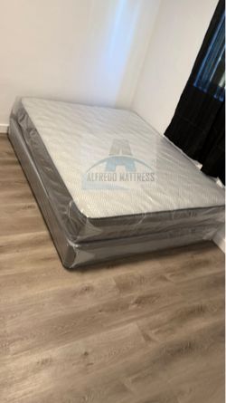 Queen mattress regular set with box spring ( 2pc brand new)