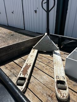 Crown Heavy-Duty Manual Pallet Jack – Works Great