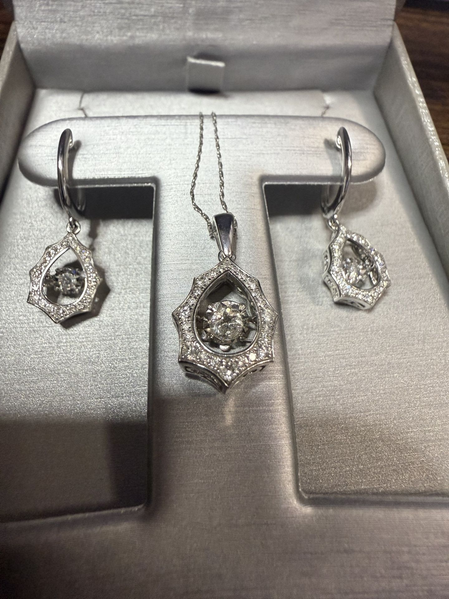 Stunning, White Gold, And Diamonds Jewelry Set OK calm