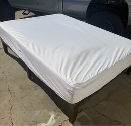 Queen bed memory foam mattress