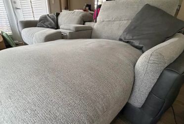 3 Piece Sectional Couch w/Console, Battery, & Pillows