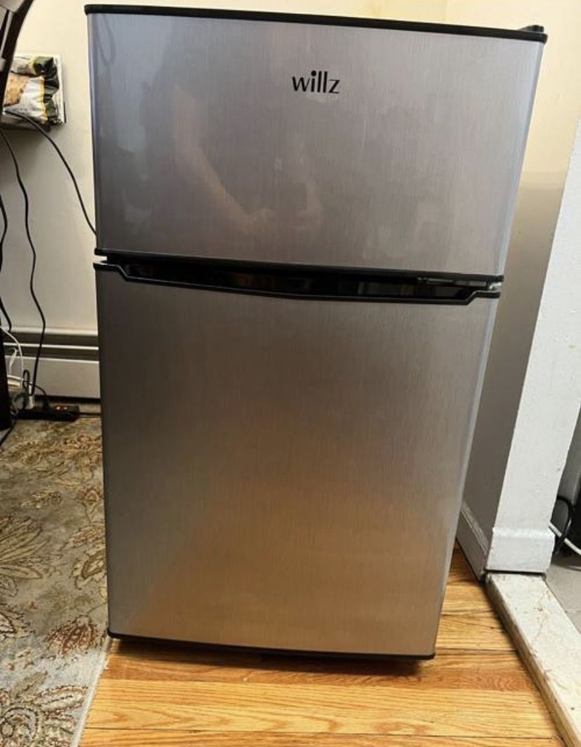 Willz 3.1 Cu Ft Mini Fridge With Freezer