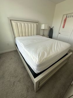 6 Piece Queen Sized Bedroom Furniture for sale