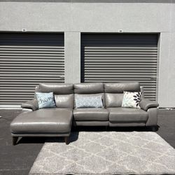 Gorgeous Gray 3pc Sectional with Built-in Electric Recliner (Free Delivery 🚚)
