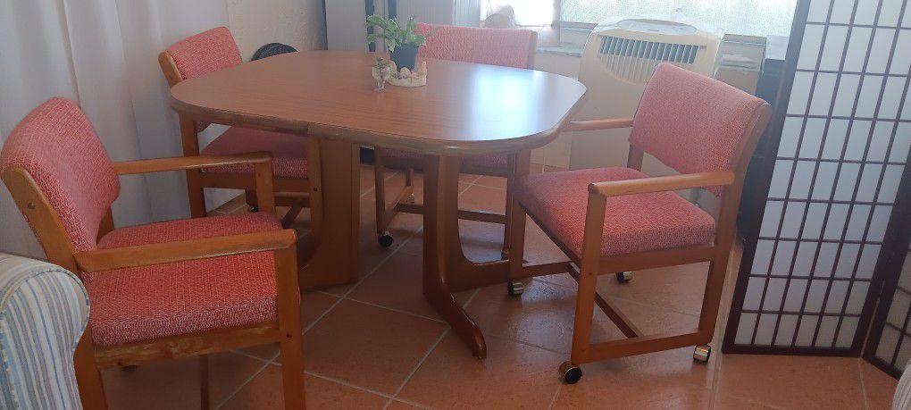 Oval Table With 4 Chairs With Casters. Includes Leaf.