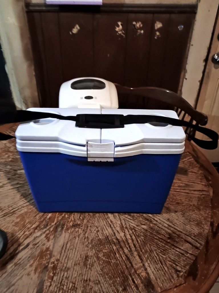 Rubbermaid 13 Quart The Slim Cooler With Shoulder Strap