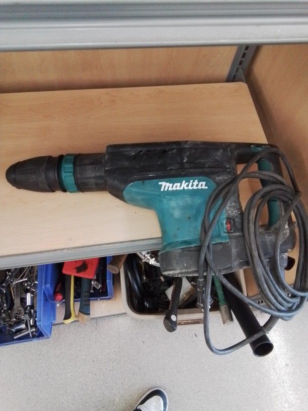 Makita 20lb Demolition Hammer With Case