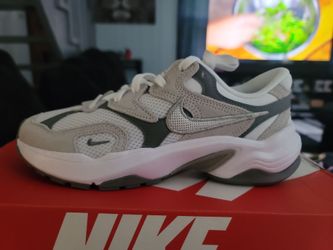 Size 6 women Nike Chunky Sole Low-Top Sneakers