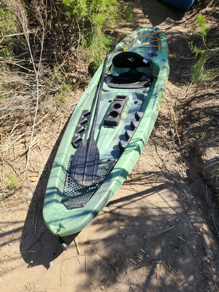 Motion 100X angler fishing kayak W/paddle for Sale in Santee, CA
