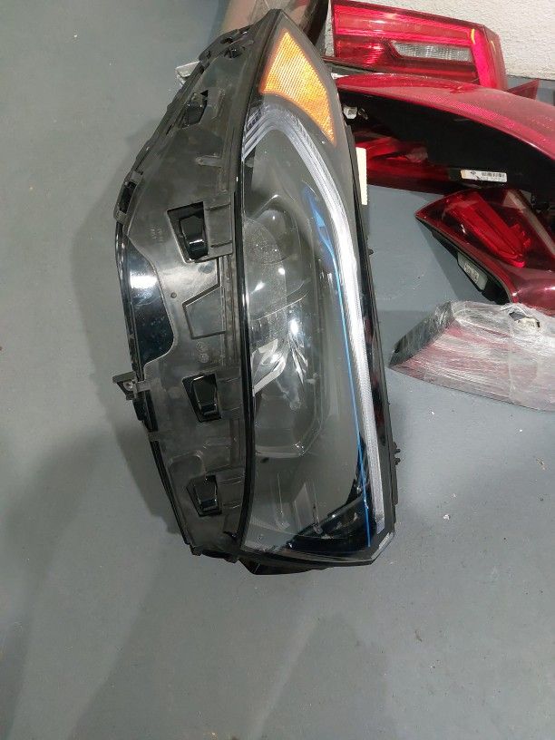 2022 MBZ EQB RIGHT HEADLIGHT 