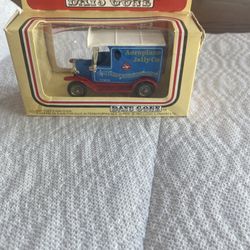 VTG Lledo Days Gone Ford Model T Van Aeroplane Jelly Co Scale 1:76 With 3 People