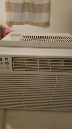 A.S.I.S 10.000 BTU GENERAL ELECTRIC WINDOW AC IN GREAT WORKING CONDITIONS MY CENTRAL AC ITS FIX I DNT NEED IT ANYMORE LOST CONTROL REMOTE