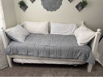 Daybed with trundle