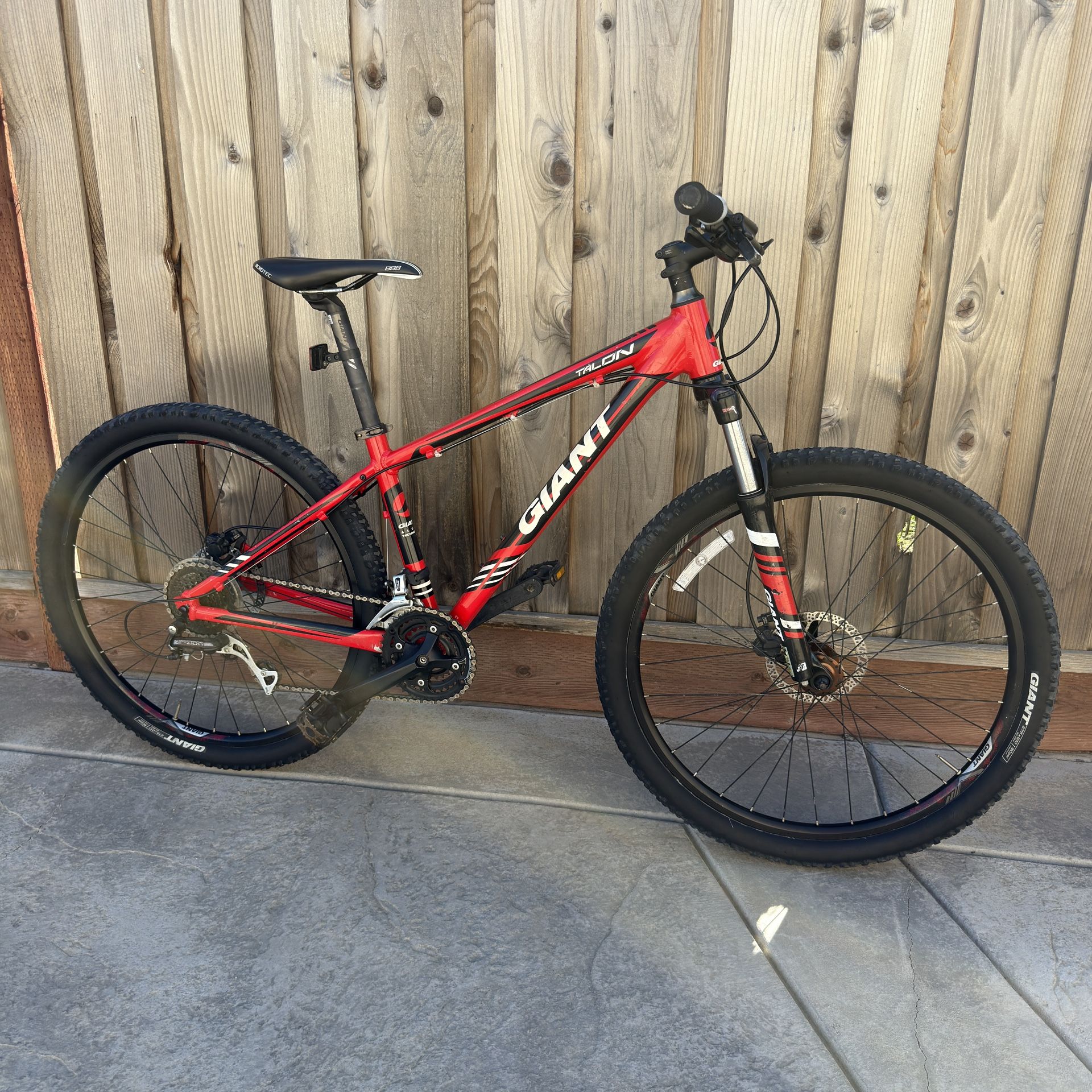 Ready to Ride! 27.5” Giant Talon 4 Mountain Bike - Adult Size Great quality Bike! Hydraulic Brakes!
