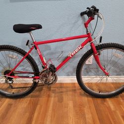 Trek 800 Small/Med Adult Mountain Bike with Chromoly Frame and 26" ARAYA wheels