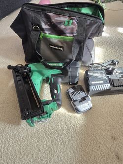 Metabo HPT 2-1/2-in 15-Gauge Cordless Angled Finish Nailer (Battery and Charger Included)