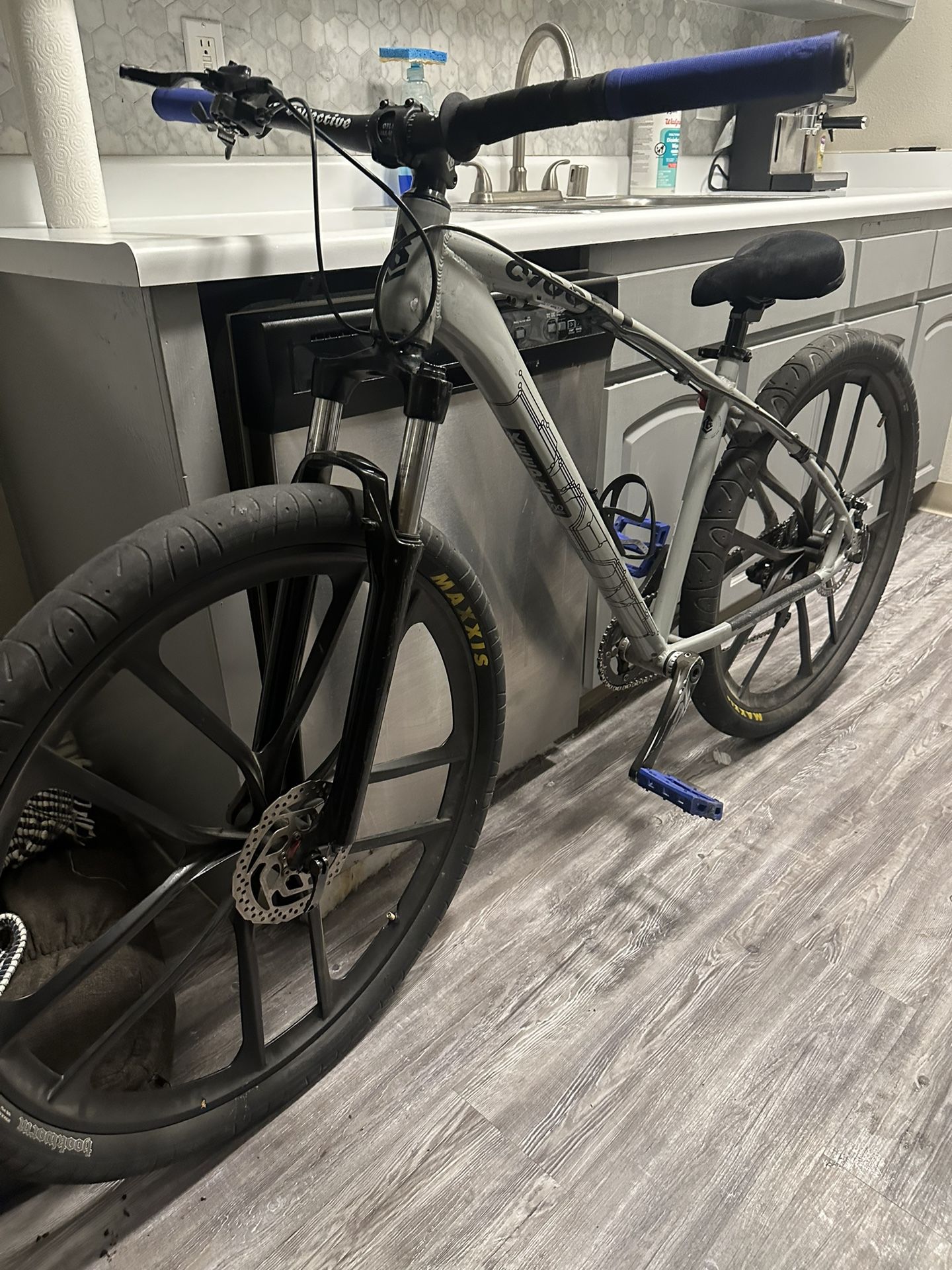 C100 Collective Bike