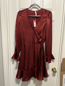 NEW MAROON DRESS.  SIZE MEDIUM.  BEAUTIFUL DRESS FOR A SPECIAL VALENTINES DATE/DINNER.