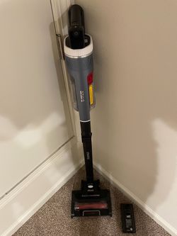 Shark Stratos Cordless Vacuum with Clean Sense IQ DuoClean PowerFins HairPro - Like New