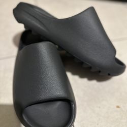 YEZZY slides size 10!