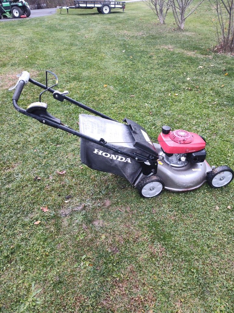 Honda Self-propelled Lawn Mower With The Special BBC Clutch Assembly