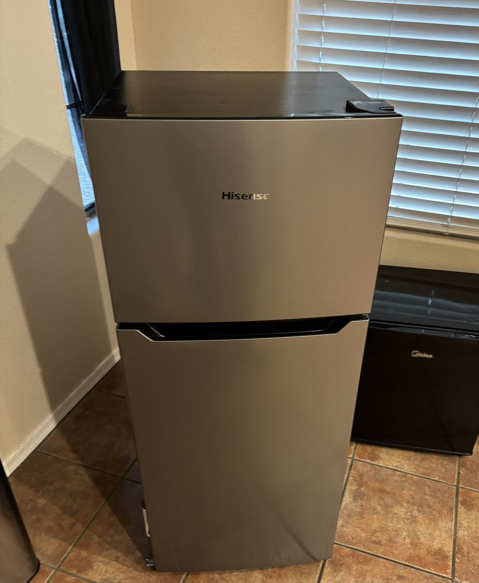 Hisense 4.4-cu ft Mini Fridge with Freezer